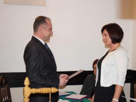 Jarosław Szast odebrał zaświadczenie z rąk przewodniczącej Miejskiej Komisji Wyborczej